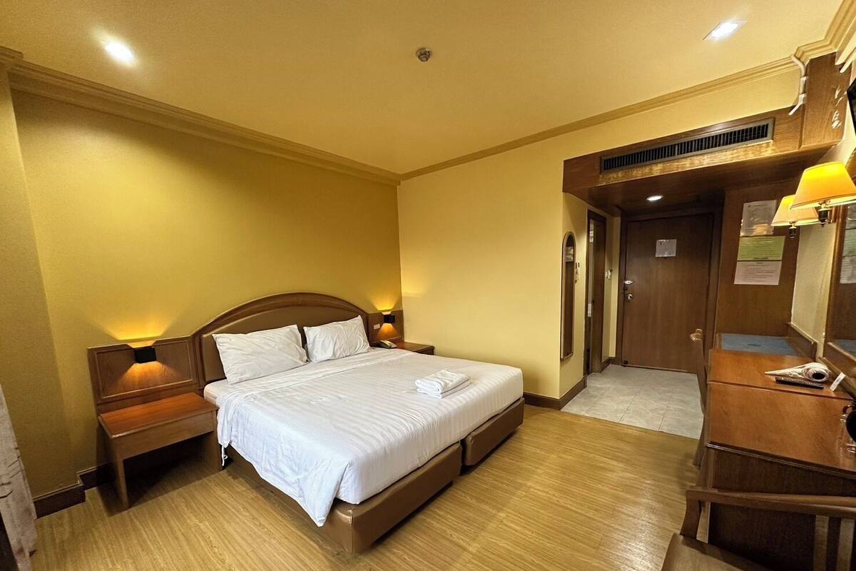 Deluxe Double Room, 1 Double Bed | Minibar, desk, free WiFi, bed sheets