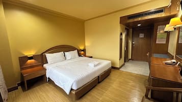 Deluxe Double Room, 1 Double Bed | Minibar, desk, free WiFi, bed sheets