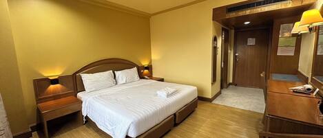 Doppia Deluxe, 1 letto matrimoniale | Minibar, una scrivania, Wi-Fi gratuito, lenzuola