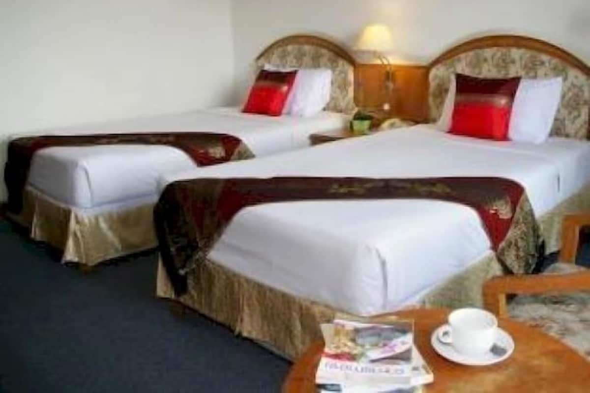 Minibaari, työpöytä, ilmainen Wi-Fi, vuodevaatteet