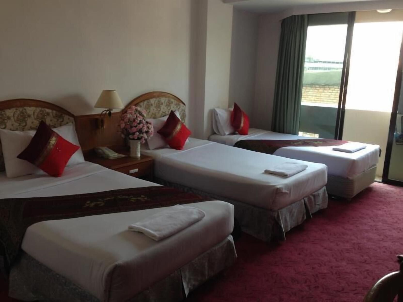 迷你吧、办公桌、免费 WiFi、床单