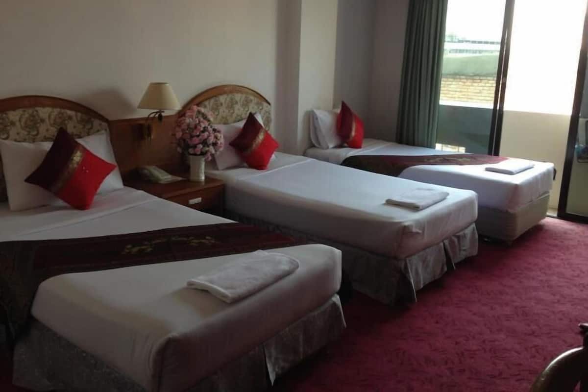 Minibaari, työpöytä, ilmainen Wi-Fi, vuodevaatteet