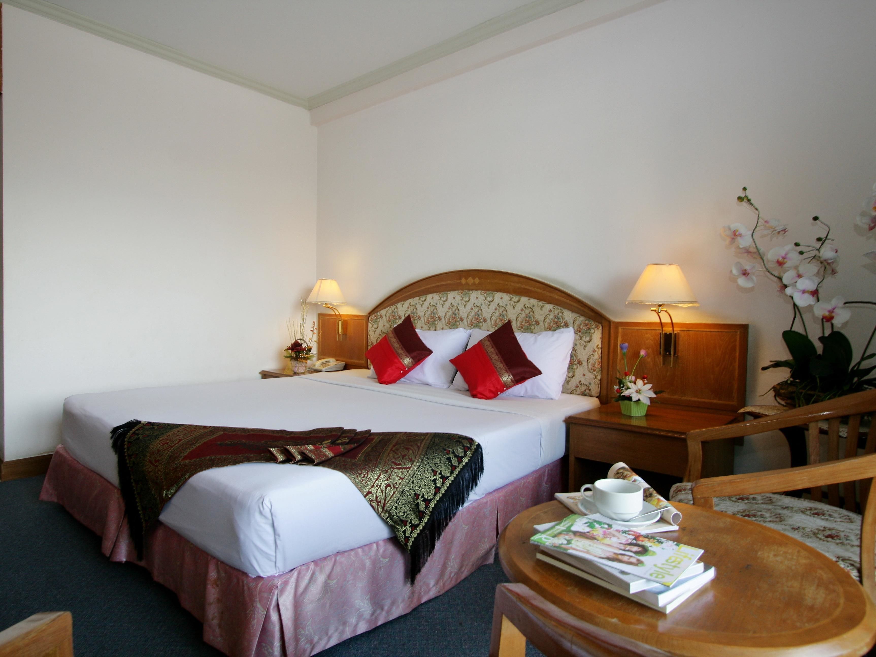 迷你吧、办公桌、免费 WiFi、床单