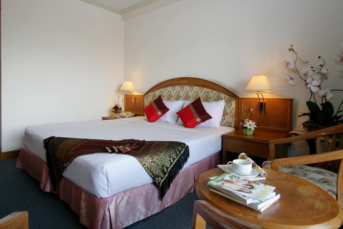 Minibaari, työpöytä, ilmainen Wi-Fi, vuodevaatteet