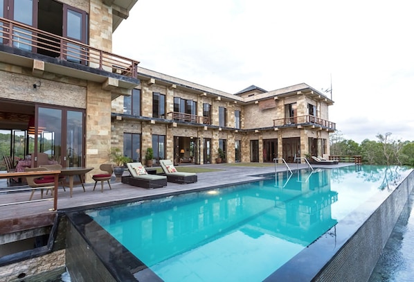 Outdoor pool, pool loungers - The Uluwatu Peak Residence (Pecatu)
