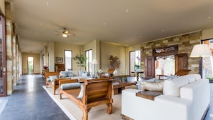 Lobby-lounge
