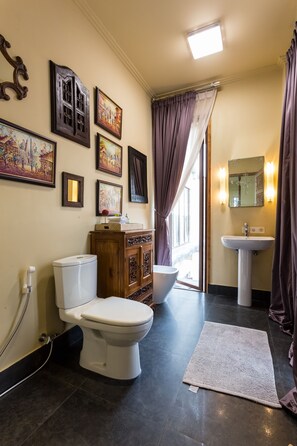 Separate bathtub and shower, rainfall showerhead, free toiletries - The Uluwatu Peak Residence (Pecatu)
