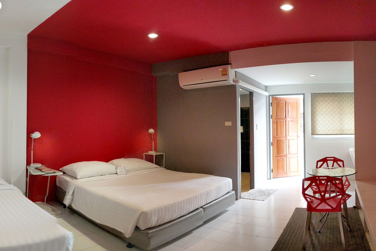 Habitación triple estándar, 1 habitación, vista a la ciudad | Escritorio, internet por cable gratis y ropa de cama