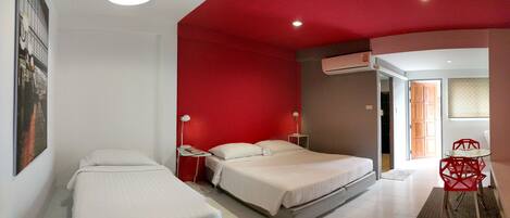 Habitación triple estándar, 1 habitación, vista a la ciudad | Escritorio, internet por cable gratis y ropa de cama