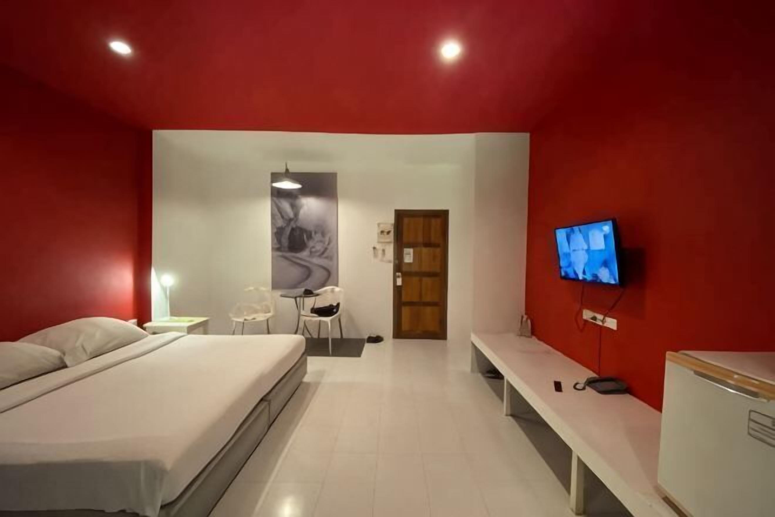 Escritorio, internet por cable gratis y ropa de cama 