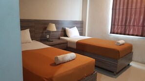 Premium bedding, down duvets, Select Comfort beds, desk - Miracle Hotel Manado (Manado)