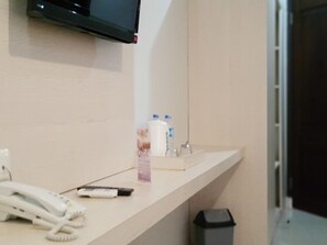 Una reception con telefono, telecomando e dispenser d'acqua.