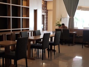 Phục vụ bữa sáng, bữa trưa và bữa tối 