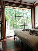 Minibar, caja de seguridad en la habitación y cortinas blackout 