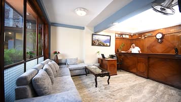 Deluxe Double or twin room | Living area | LED TV