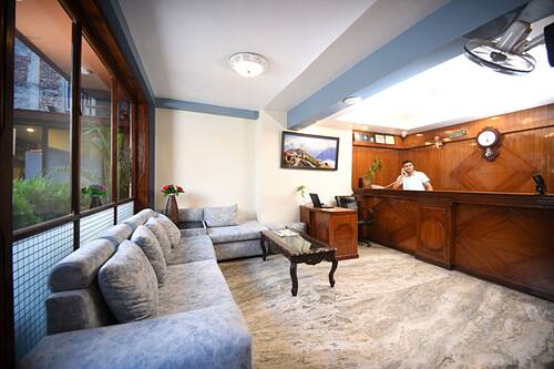 Deluxe Double or twin room | Living area | LED TV