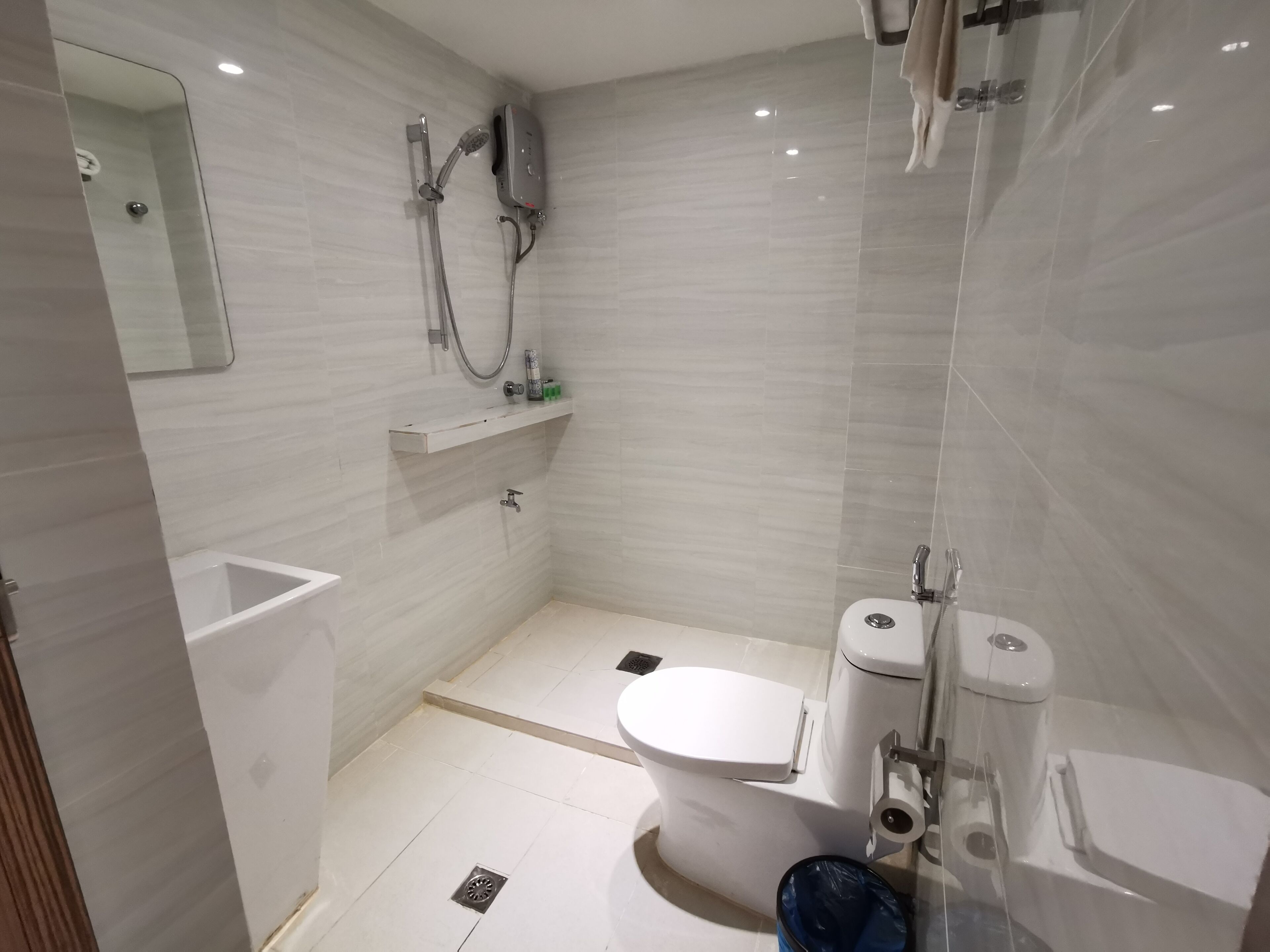 Une salle de bain moderne équipée de toilettes, d’un bidet et d’une douche.