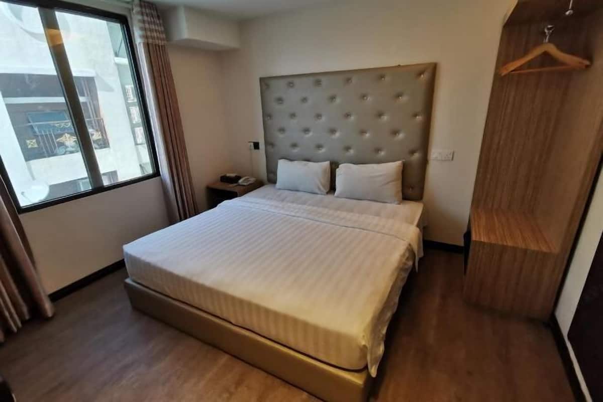 Värdeförvaringsskåp på rummet, skrivbord och ljudisolering