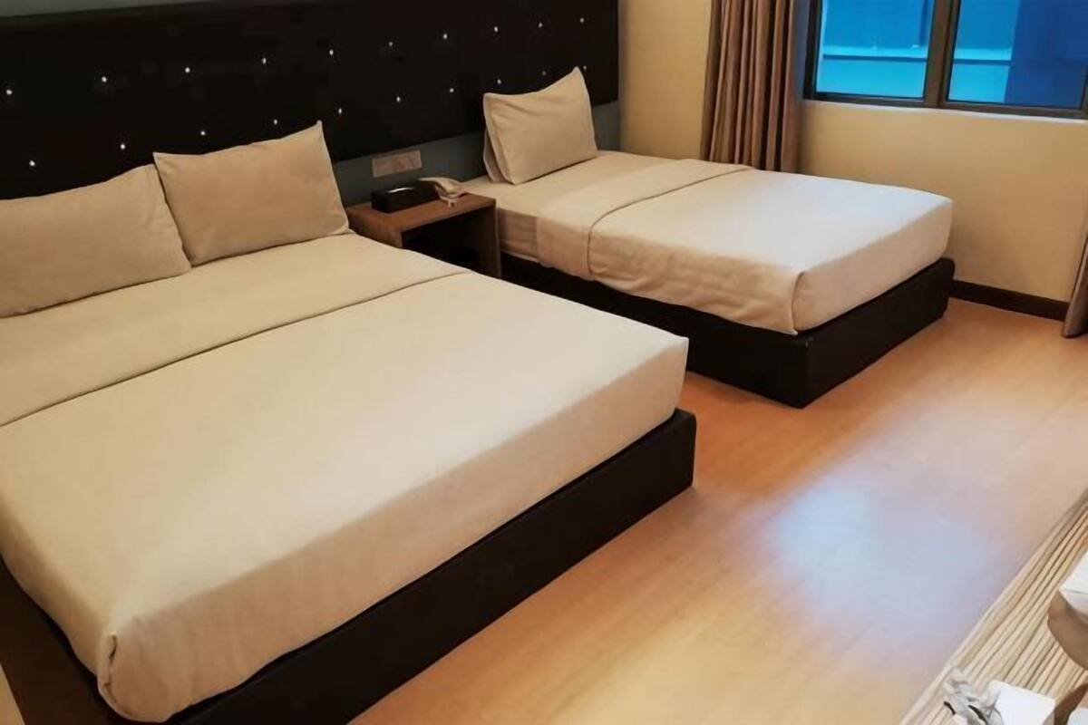 Caja de seguridad en la habitación y escritorio