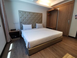 Deluxe Room, 1 King Bed | In-room safe, desk, soundproofing, iron/ironing board - Ease Hotel (Kota Kinabalu)