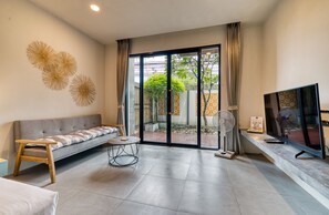 Apartemen, 1 Tempat Tidur King, lantai dasar | Area keluarga | Televisi layar datar 40-inci dengan saluran TV digital dan TV