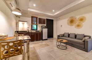 Apartemen, 1 kamar tidur | Area keluarga | Televisi layar datar 40-inci dengan saluran TV digital dan TV