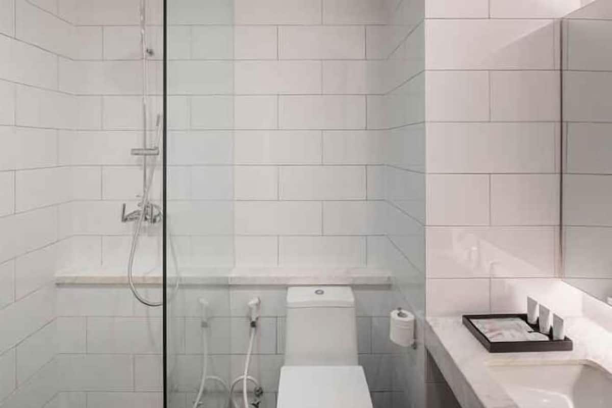 Dusch, regndusch, gratis toalettartiklar och hårtork