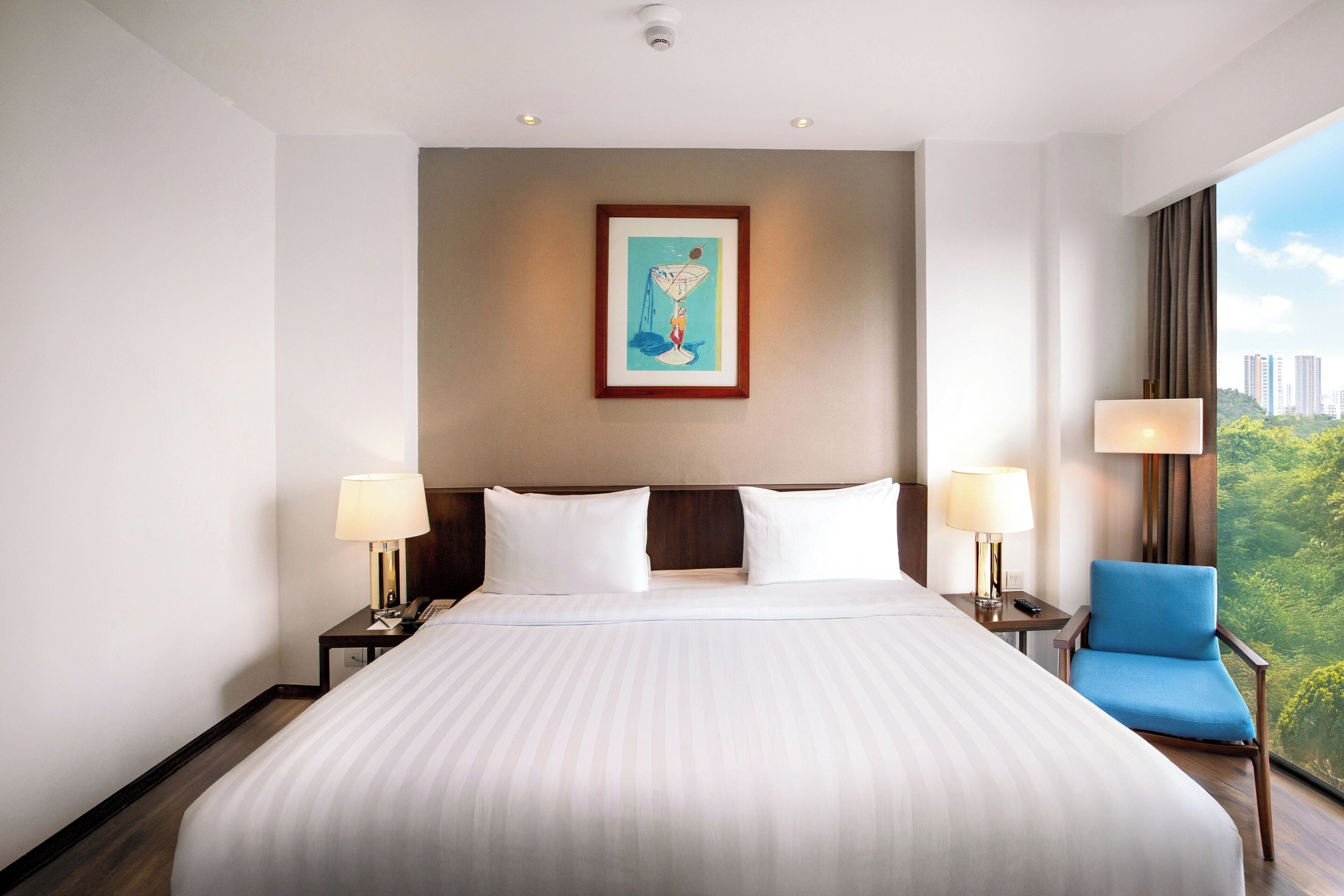 deluxe room, 1 king bed | 1 bedroom, premium bedding, minibar, in-room safe