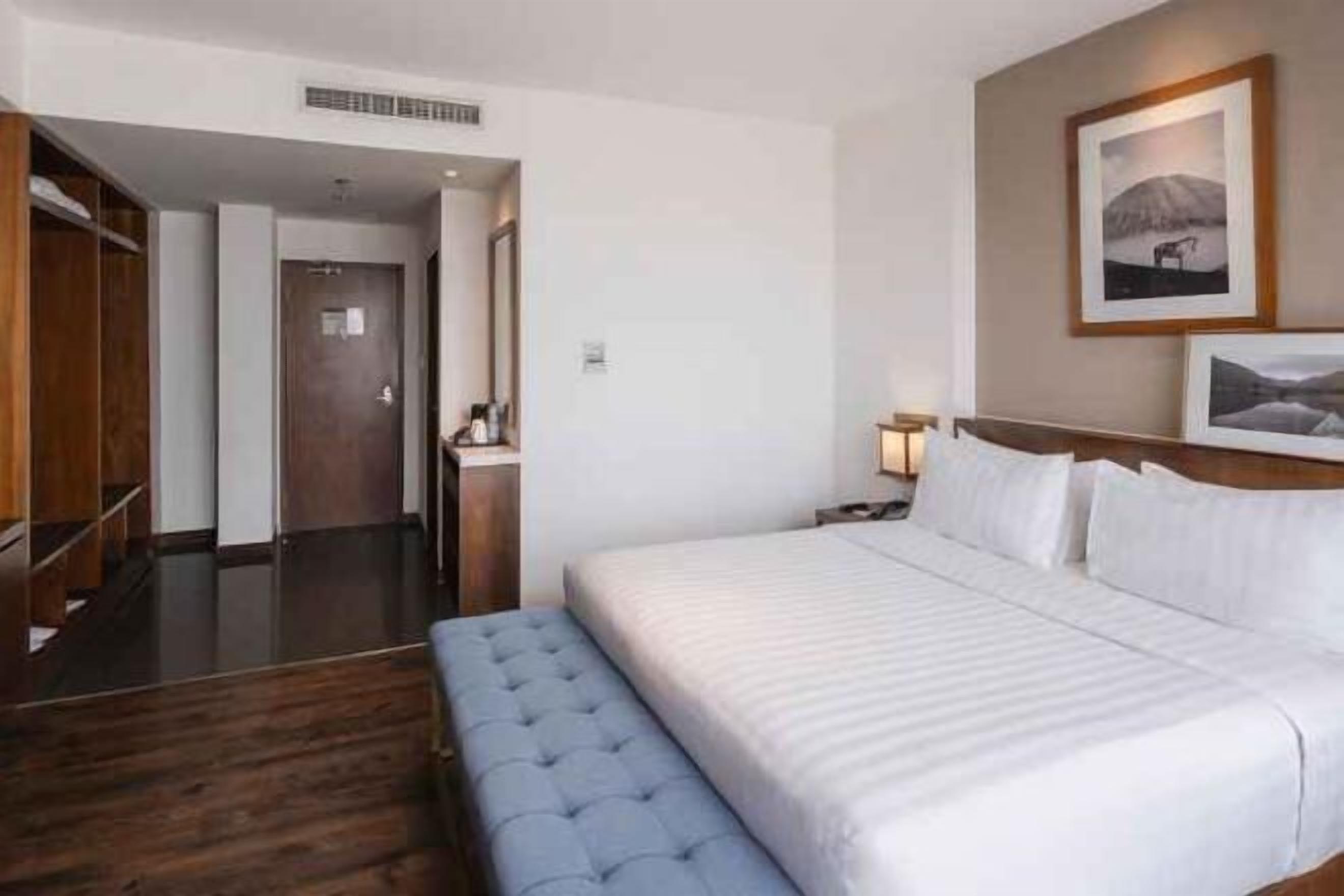 Ropa de cama de alta calidad y minibar 