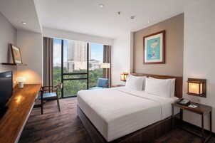 Deluxe Room, 1 Queen Bed | Premium bedding, minibar, in-room safe, desk