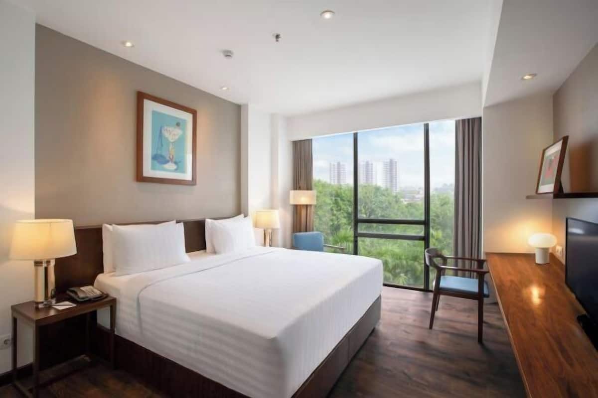Peralatan tempat tidur premium, bar mini, peti besi dalam bilik, meja