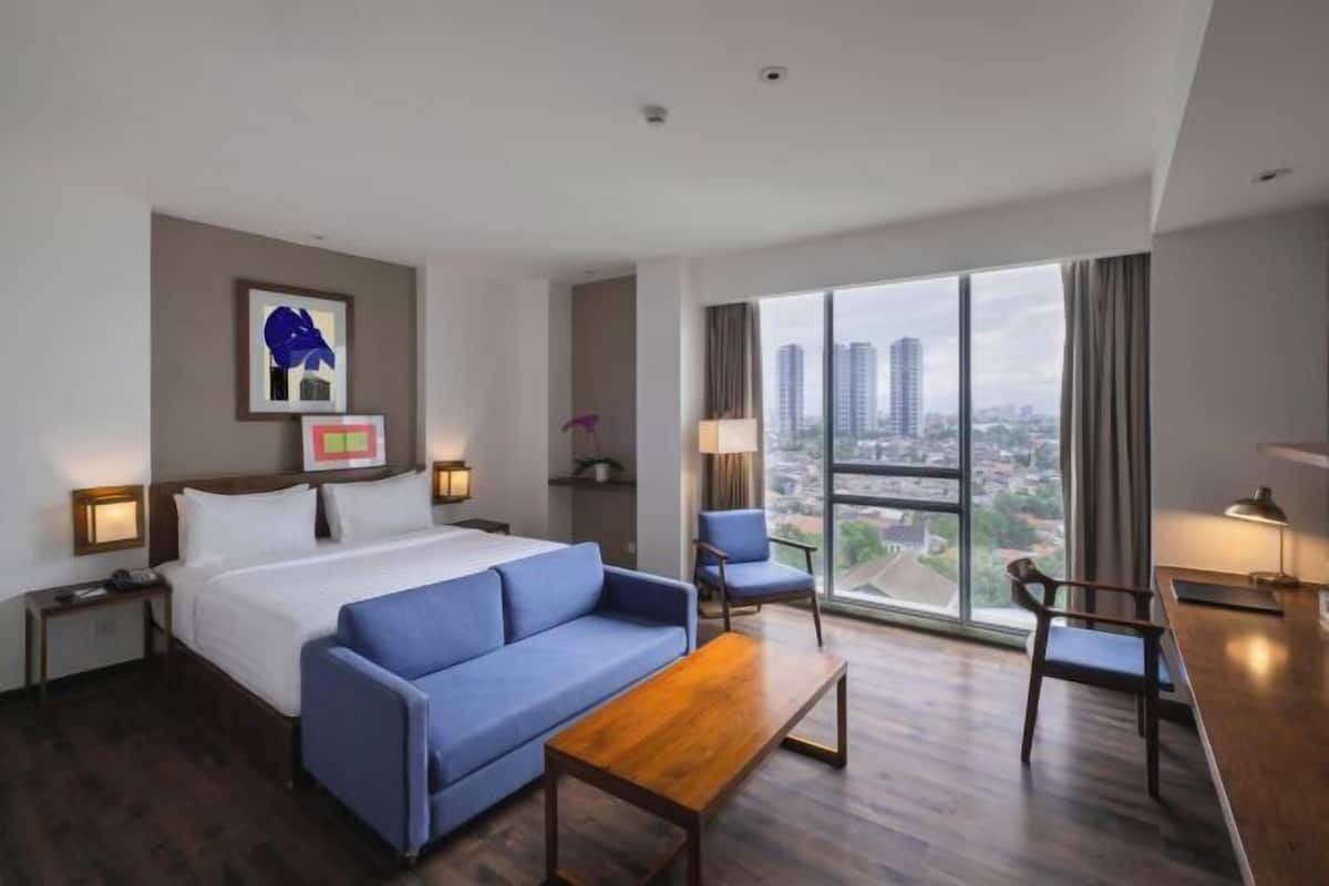 Premium bedding, minibar, in-room safe, desk