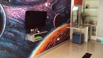 32-inch LCD TV with cable channels, TV