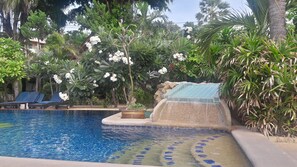Outdoor pool, pool loungers - Papillon Resort (Koh Samui)