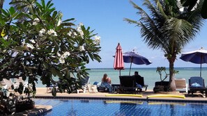Outdoor pool, sun loungers - Papillon Resort (Koh Samui)