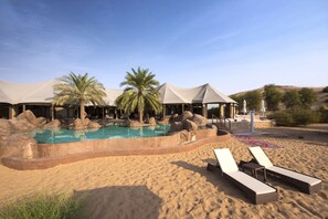 Innendørsbasseng,2 utendørsbassenger, bassengparasoller og solsenger