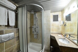 Standard Room | Bathroom amenities - Royal Carine Hotel (Ankara)