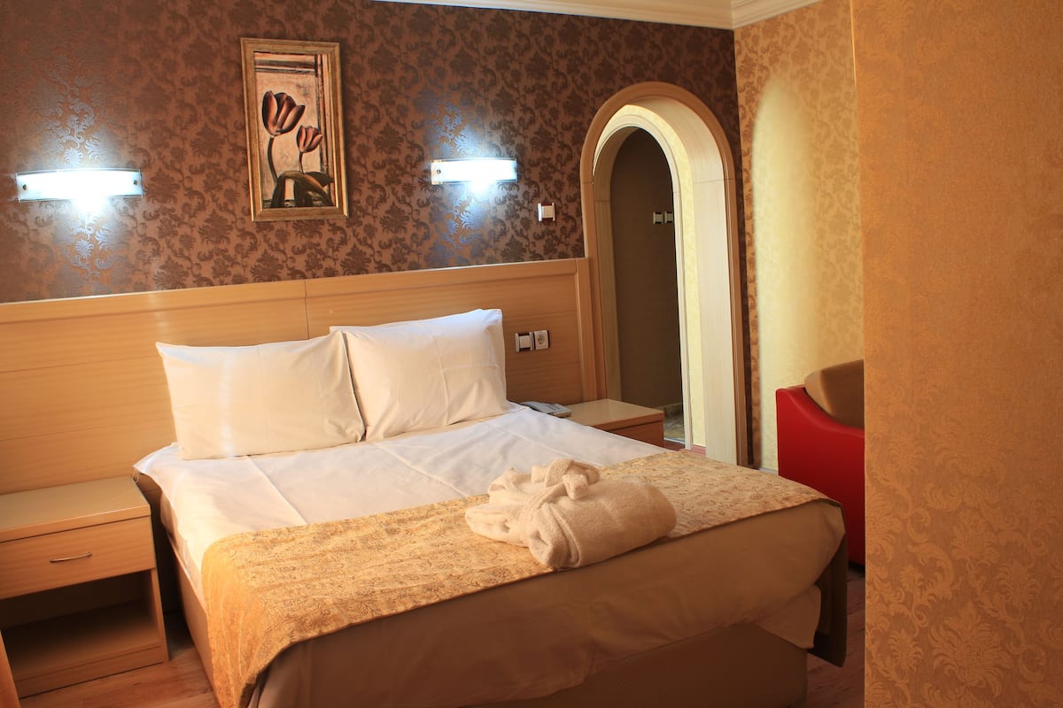 Classic Suite, 1 Queen Bed with Sofa bed | Minibar, in-room safe, desk, cribs (free)