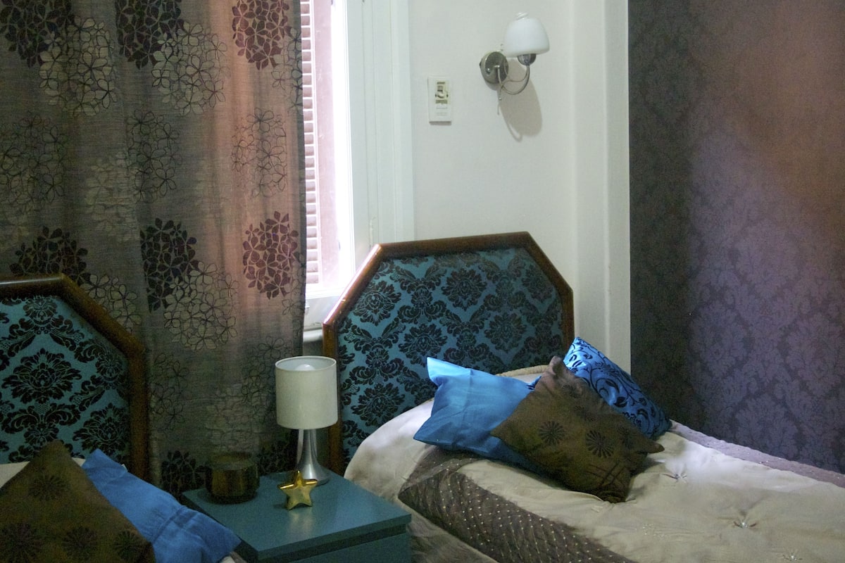 Quarto duplo standard, 2 camas de solteiro, banheiro compartilhado | 1 quarto, roupas de cama premium, Wi-Fi de cortesia