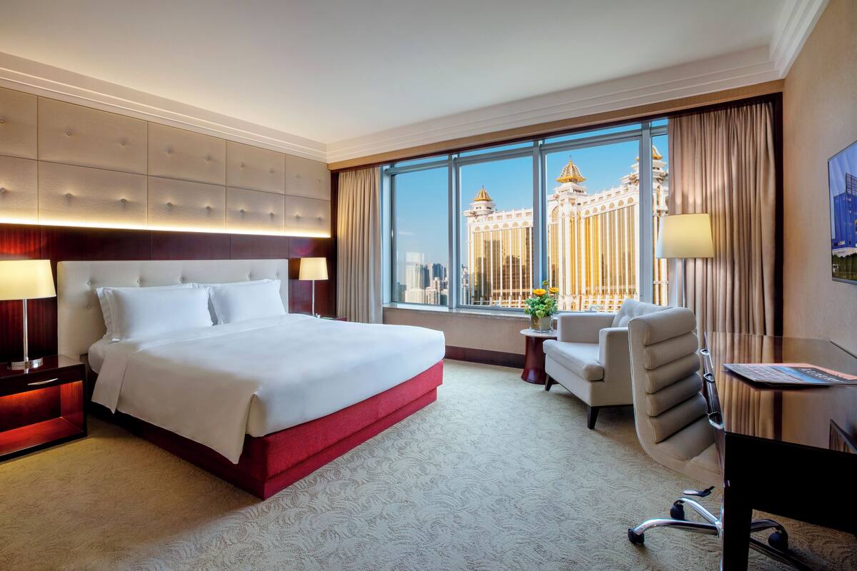 Minibar gratis, brankas, meja kerja, dan setrika/meja setrika