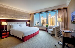 มินิบาร์ฟรี, ตู้นิรภัยในห้องพัก, โต๊ะทำงาน, เตารีด/โต๊ะรีดผ้า