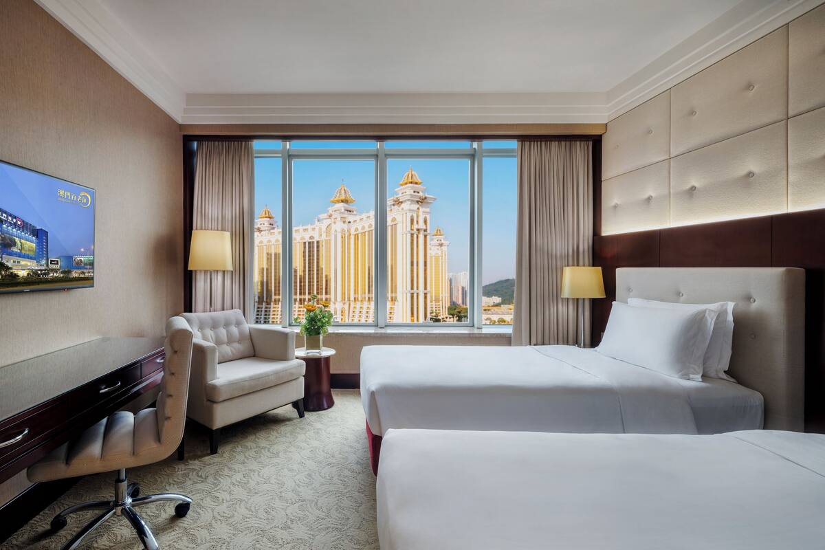 Minibar gratis, brankas, meja kerja, dan setrika/meja setrika