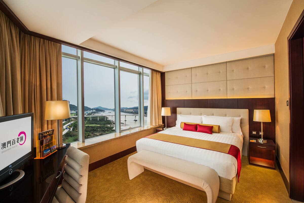 Minibar gratis, brankas, meja kerja, dan setrika/meja setrika