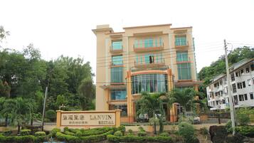 Vista frontal de la propiedad