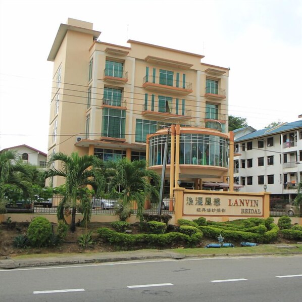 A multi-story building with a sign indicating it is a Lanvin Bridal hotel. - Lanvin Hotel (Kota Kinabalu)