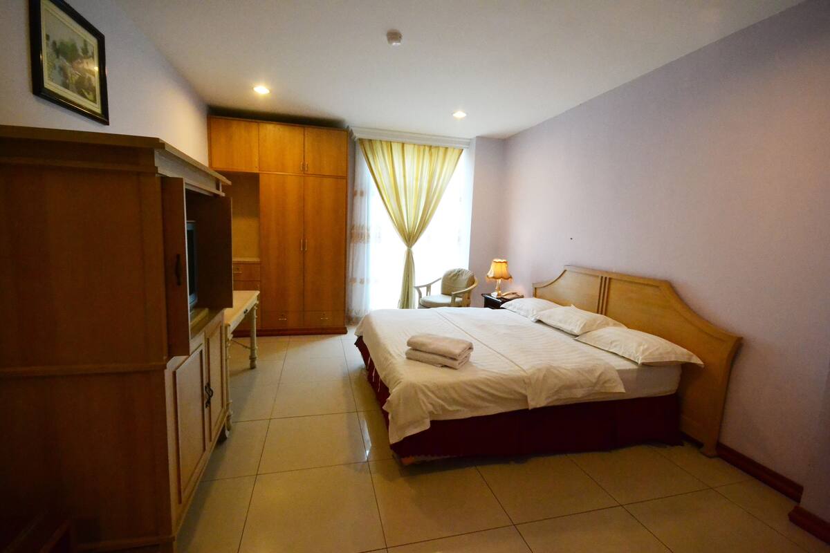 Chambre Standard double, 1 grand lit | Coffre-fort, bureau, lits d’appoint, accès au Wi-Fi (inclus)