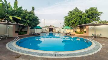 Außenpool, Liegestühle