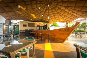 Bar junto a la piscina