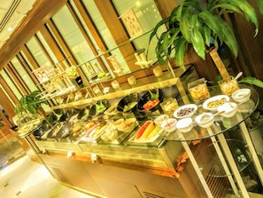 朝食 (ビュッフェ)、毎日提供 (1 名様 59 AED)