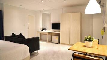 Deluxe Double Room | Desk, free WiFi, bed sheets